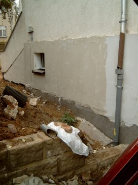 Garagenseite verputzt