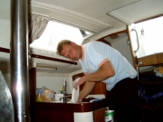 Skipper beim Abwaschen