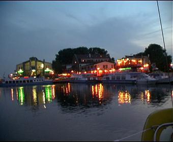 Marina Waren bei Nacht