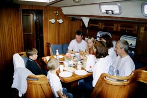 Crew beim Fr�hst�ck Bavaria 390