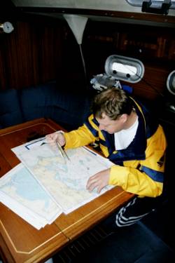 Skipper bei der Navigation