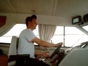 Skipper bei der Arbeit - Motorbootfahren macht Spa�!