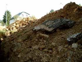 Berg Aushub an der Stra�enseite