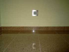 der Glanz der Lampe spiegelt sich im Granit wieder