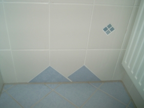 Das Besondere - Bodenfliese als Wandfliese eingebaut